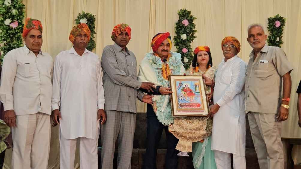 Retired hockey coach Shiv Kumar Saini honored