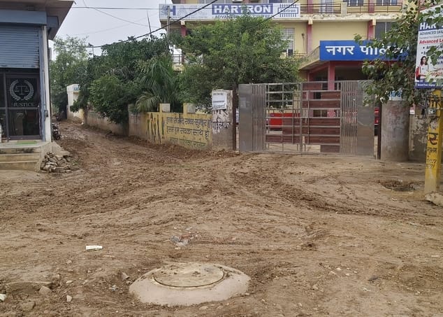 There is problem in traffic due to mud filled in the street