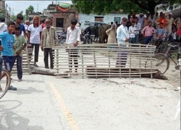 Farmers got angry due to non-availability of fertilizers and blocked the road