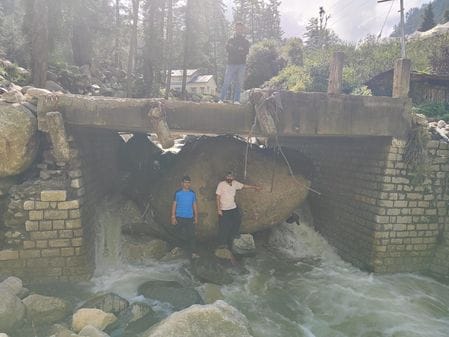 A rock stuck on the pulley near the Panchayat house in Brayogi