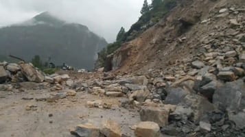 बदरीनाथ हाईवे पर भनेरपाणी में पहाड़ी से छिटके पत्थर