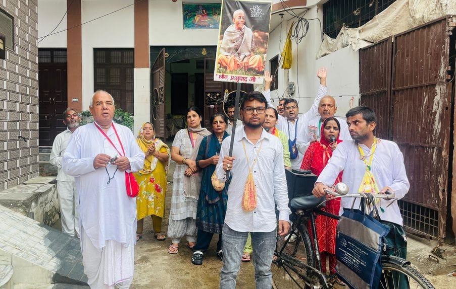 Harinam Sankirtan was done by taking out Prabhatpheri