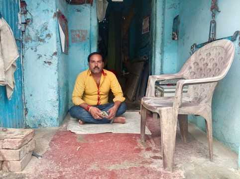 The shopkeeper stopped the municipal workers who had come to demolish the shop