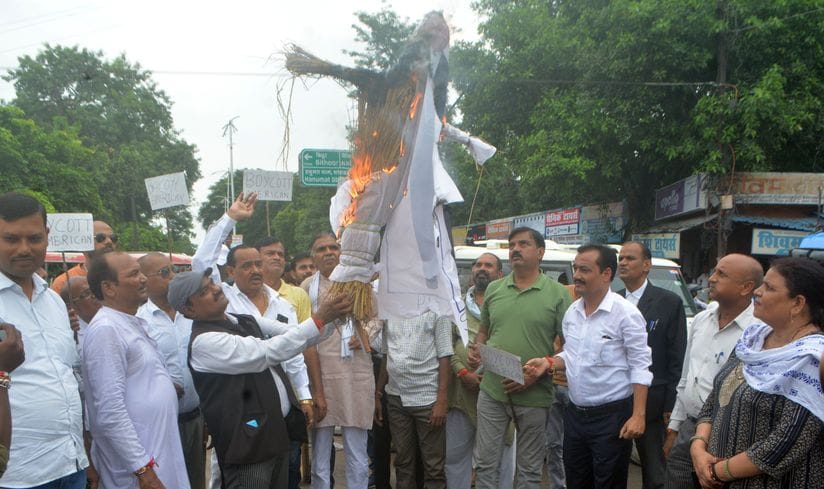 Effigy of US President burnt in protest against tariff