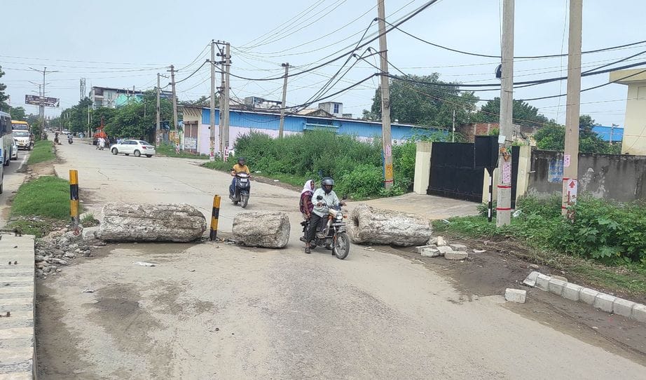 Old ROB on Rohtak Road was closed, traffic jam became a problem for drivers