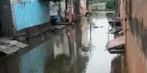 Contaminated water has been filled in the street for six months, people are troubled