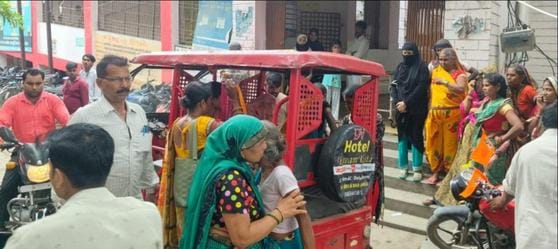 Traffic jam blocked the way to the hospital, mother gave life to her daughter on e-rickshaw