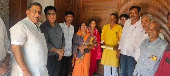 Alka and Snehlata were elected members of the Municipality Purchase Committee