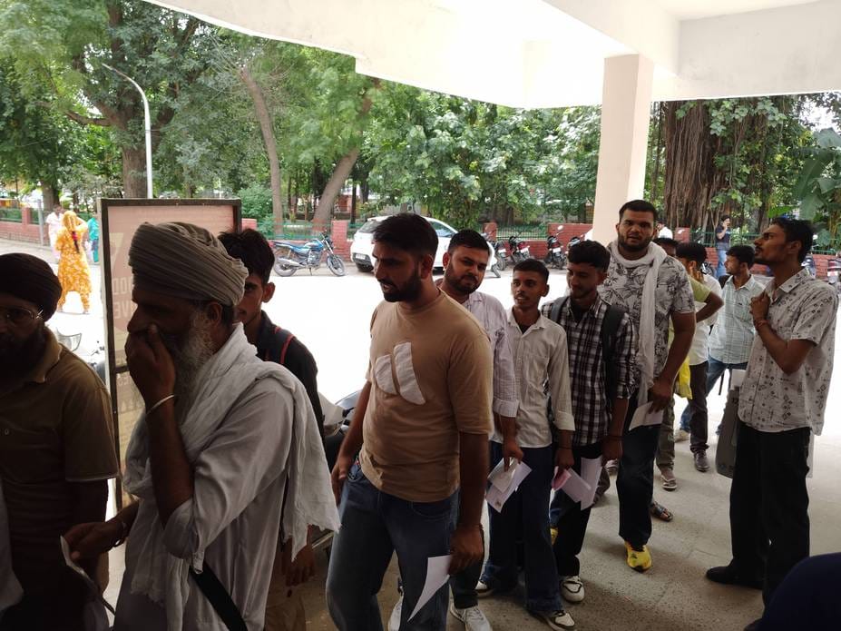 Queue for treatment, students and elderly looked helpless in the heat