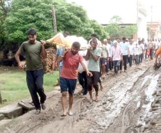 The funeral procession was taken out through mud and dirty water, anger