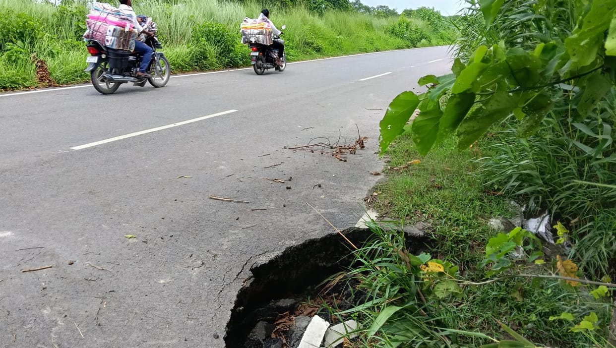 Padrauna-Jhulnipur highway started breaking down in just two years...danger increased