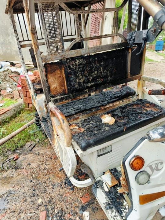 E-rickshaw caught fire during charging, two bikes also burnt