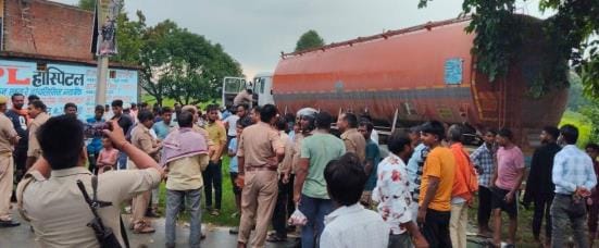 Siddharthnagar News: An uncontrollable tanker crushed two bikes, the riders narrowly escaped