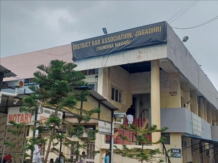 Divyangs face problems due to lack of ramp to reach lawyers' chambers