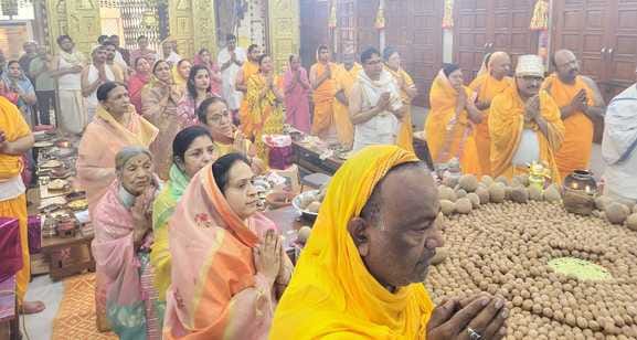 Collective Arghya was offered amidst chanting of mantras.