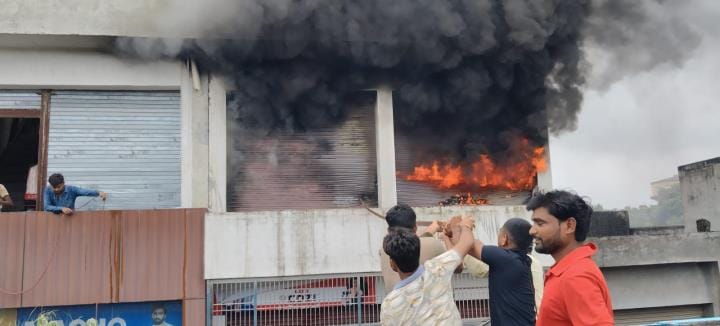 Fire broke out in a three-storey clothing showroom, goods worth lakhs burnt to ashes