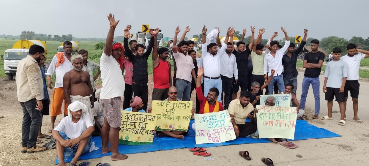 In Gorakhpur, Villagers stopped 20 vehicles that went to dump garbage in Jamuad.. sat on a dharna