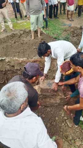 खुदाई कर निकाली गई प्रतिमा।