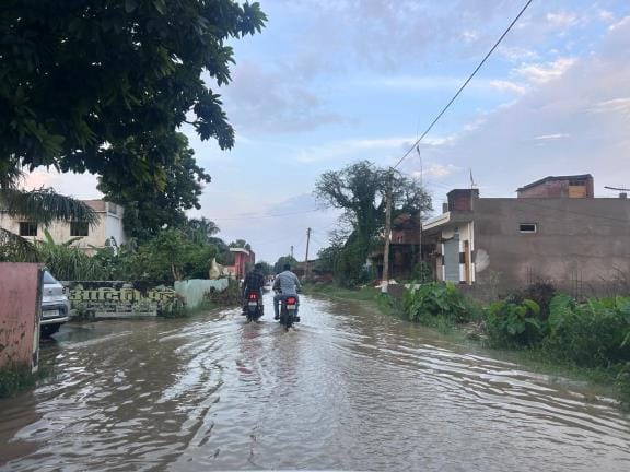 Gorakhpur News: Every year some houses get submerged in the river...nights are spent in thatched huts