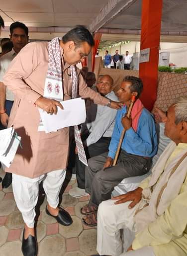 मुख्यमंत्री भजन लाल शर्मा अपने आवास पर जनसुनवाई करते हुए