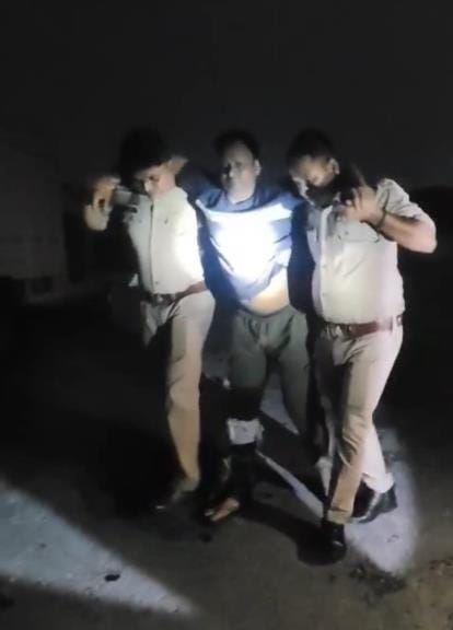 Five animal smugglers arrested, kingpin injured in firing