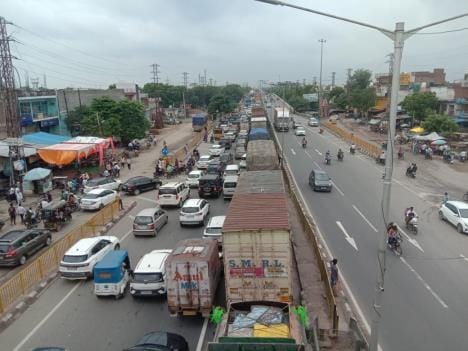 There is a jam on the highway and main roads of the city