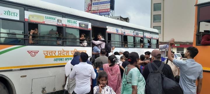 The arrangements failed, the joy of free travel vanished in front of the crowd