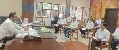 नशा मुक्त अभियान को लेकर आयोजित बैठक में मौजूद उपायुक्त मुनीश शर्मा व अन्य अधिकारी। स्रोत: जनसं