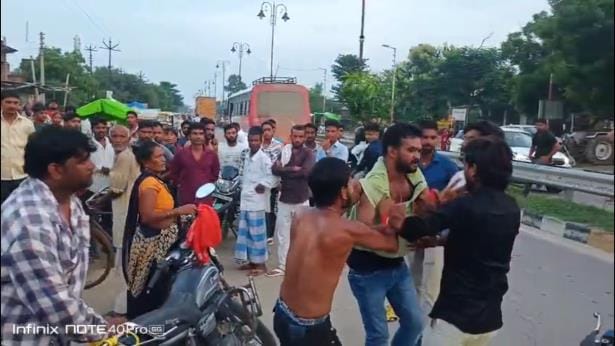 Gorakhpur News: Fight between two customers for Rohu fish, highway jammed