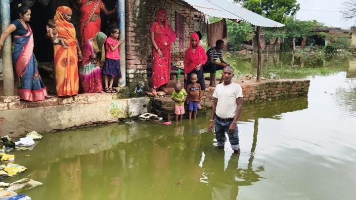 The pond in the village is filled with water, it is difficult to get out