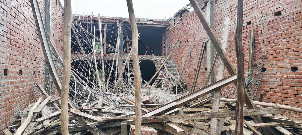 The lintel of the hall collapsed in Puwaiyan, workers saved their lives by running away