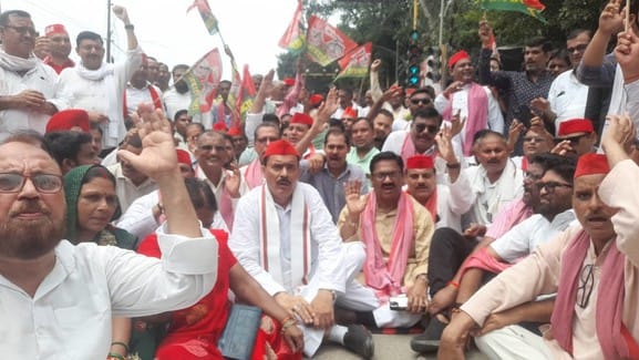 SP workers came out in protest against black marketing of urea and power cuts