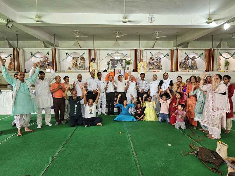 Tie the rakhi of love in your heart too: Sudhanshu Maharaj