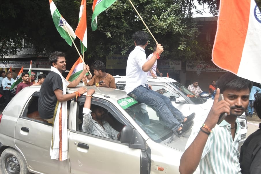 Tiranga Yatra taken out, flowers showered at many places