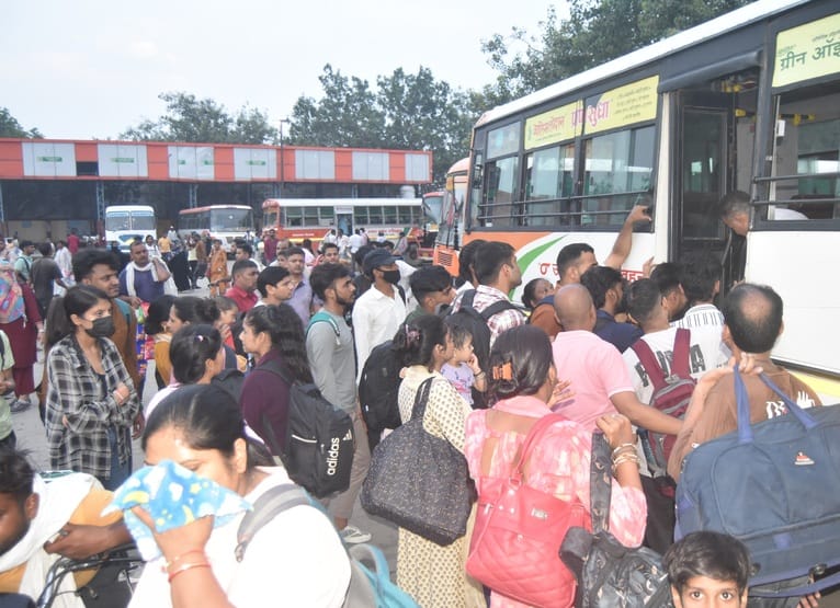Two and a quarter lakh passengers travelled free in roadways buses on Rakshabandhan