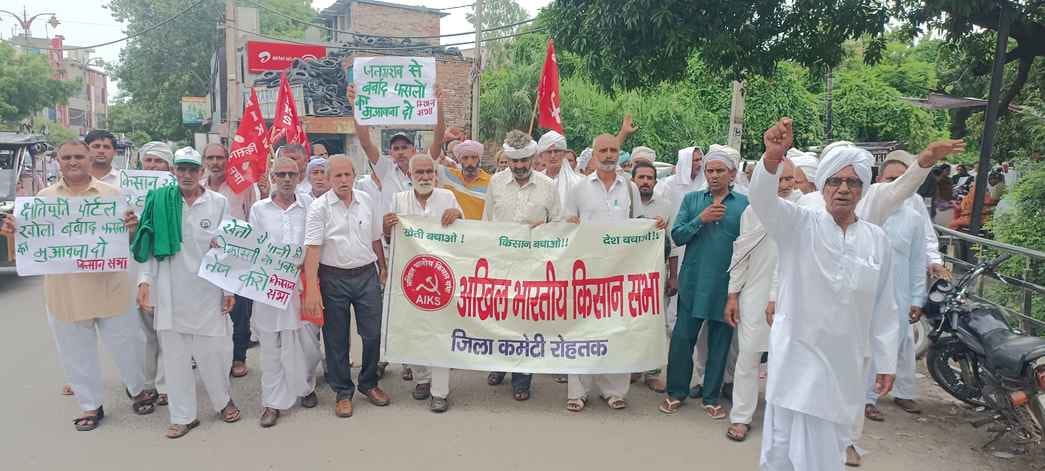 Farmers suffering from waterlogging demanded compensation and demonstrated