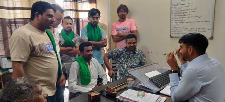 Bhakiyu Kranti surrounded XEN for electricity problem