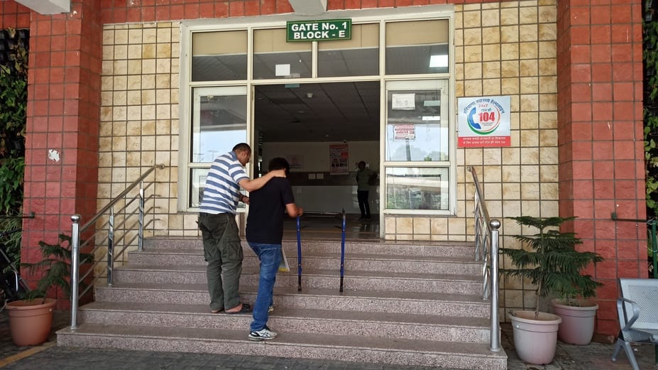 There is no ramp in the three-storey office, disabled people are troubled