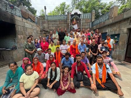 The townspeople of Hamirpur reached Shivpuri Dham on foot.