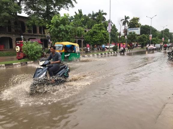 Heavy rain for one and a half hours, road turned into pond