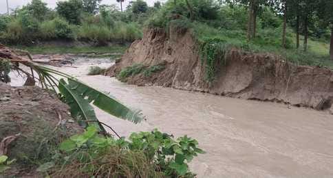 Muzaffarpur Bihar news :tirhut canel broke  water spreding in village repair by water resource vibhag