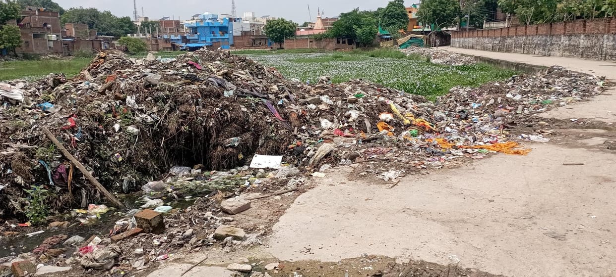 Complaint page buried in files, garbage scattered on the road