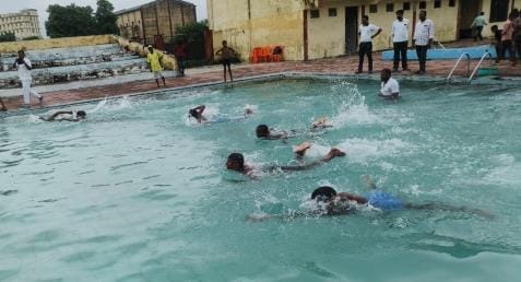Siddharthnagar News: Swimming: Rahul won in free style and Karishma won in breast stroke