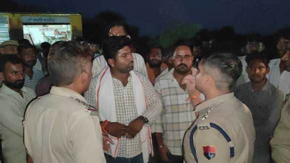 धरने पर भारी पुलिस बल तैनात