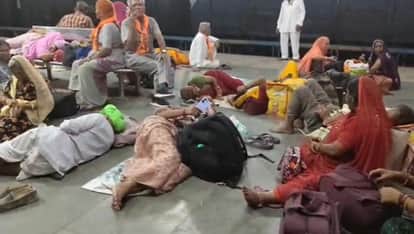 Chittorgarh: Engine of senior citizen pilgrimage train fails, passengers upset due to hours of waiting