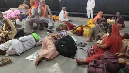 वरिष्ठ नागरिक तीर्थ यात्रा की ट्रेन का इंजन फेल होने से स्टेशन पर ट्रेन का इंतजार कर परेशान हुए यात्री