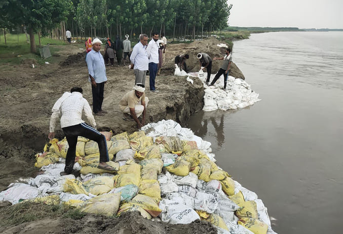 Water level in Yamuna decreased, embankments and dams suffered heavy damage