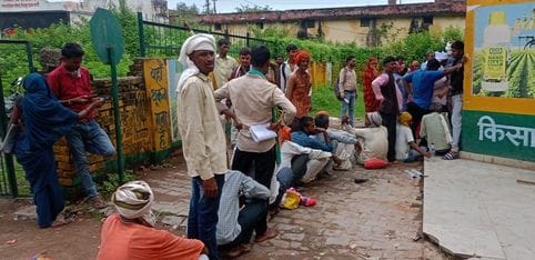 The in-charges distributed three hundred bags of urea to six farmers