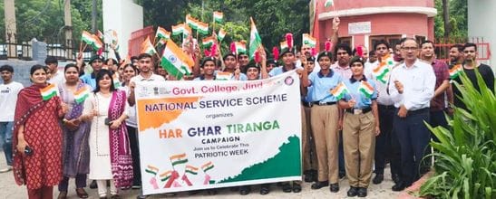 College students took out a tricolor march