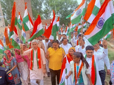In the procession, the brave martyrs were saluted, the crowd gathered with the tricolour
